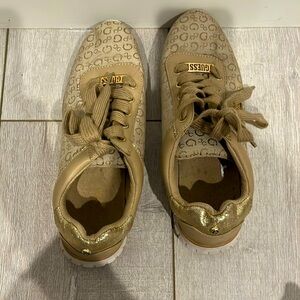 Guess tan and subtle golden sneakers